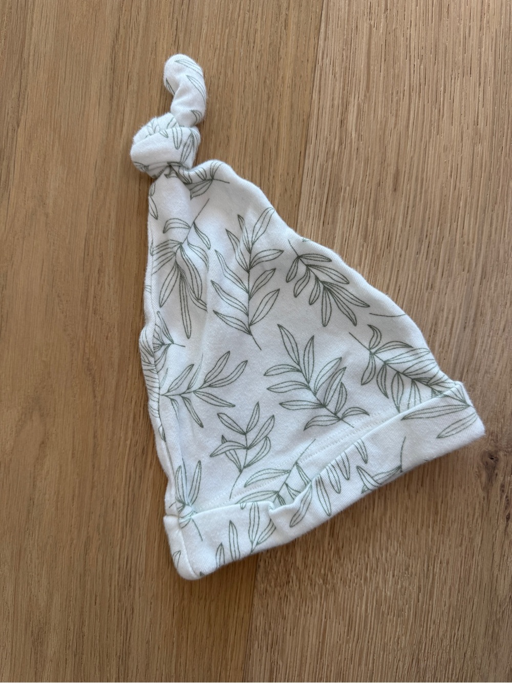 Make Make Organics Organic Cotton Knot Baby Hat in Leaf Print - White with Green